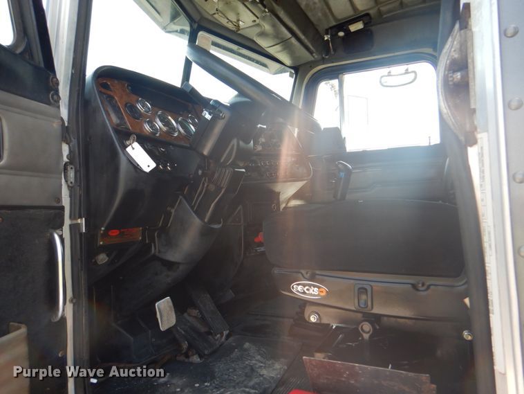 image for item HT9356 2003 Peterbilt 378  semi truck