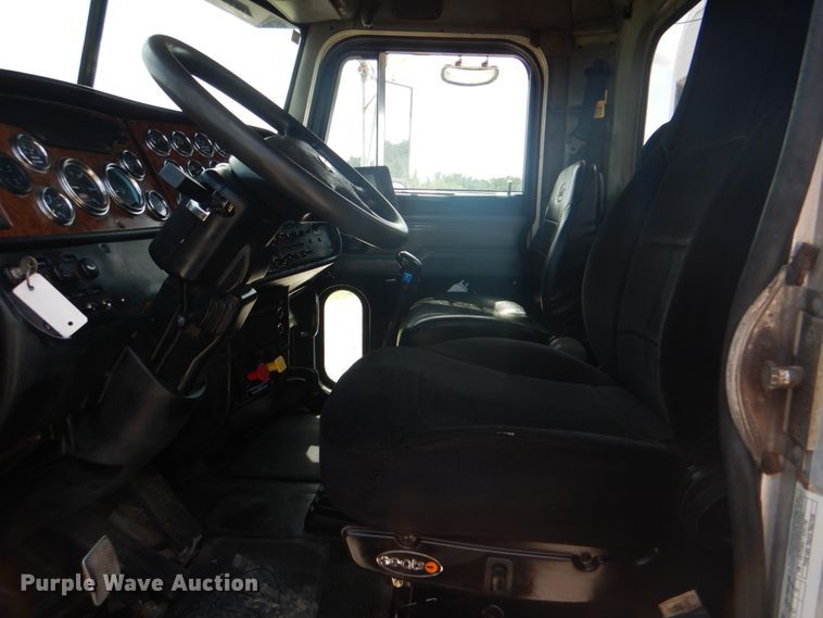 image for item HT9356 2003 Peterbilt 378  semi truck