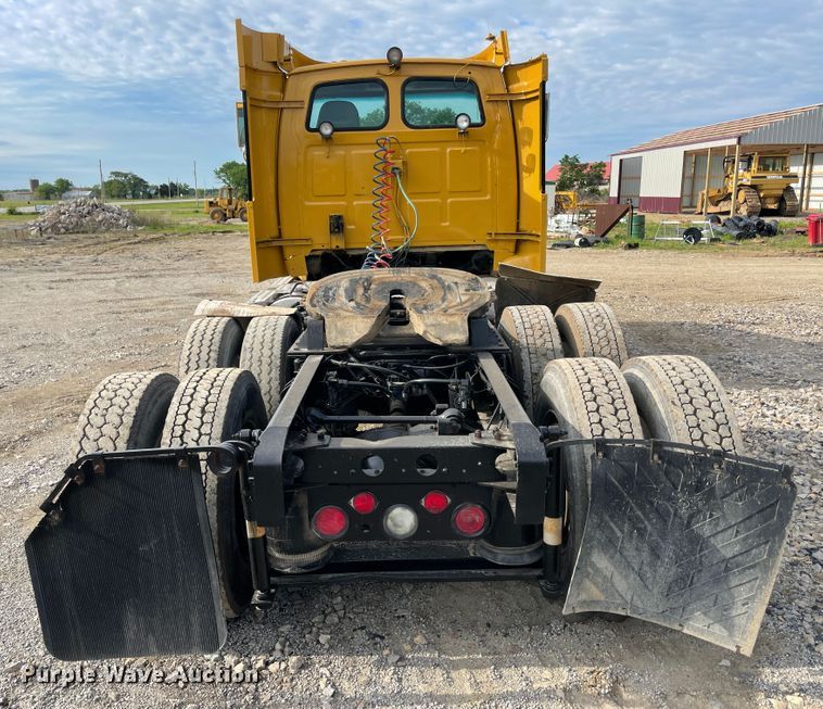 image for item IC9274 1998 Ford LA9000  semi truck