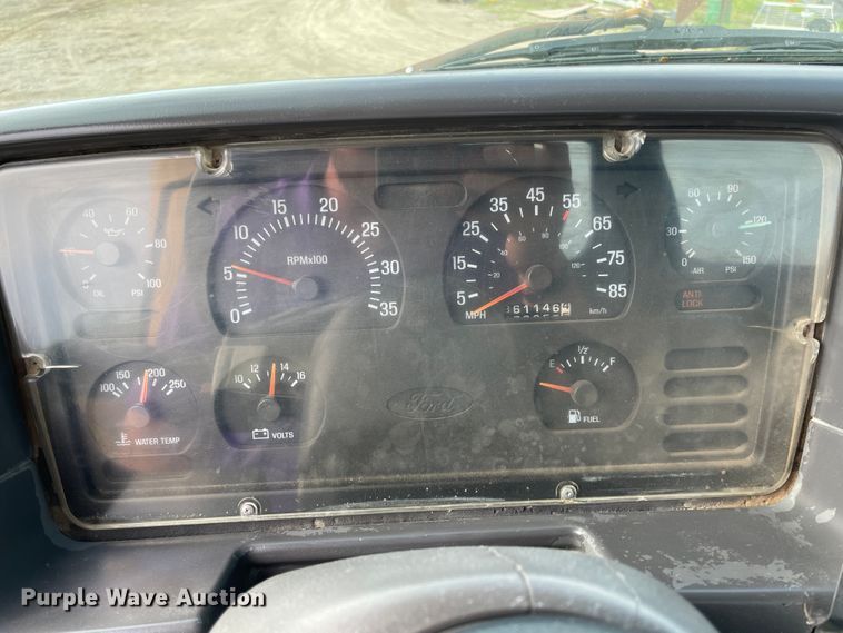 image for item IC9274 1998 Ford LA9000  semi truck