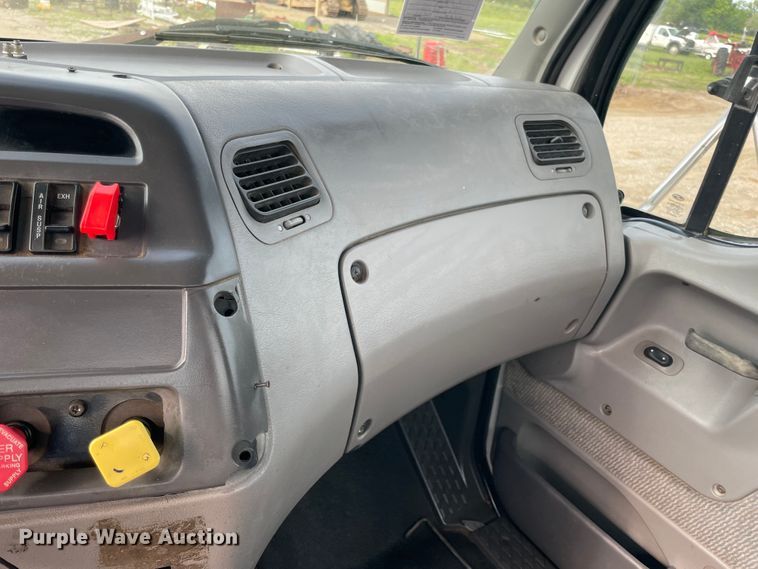 image for item IC9274 1998 Ford LA9000  semi truck