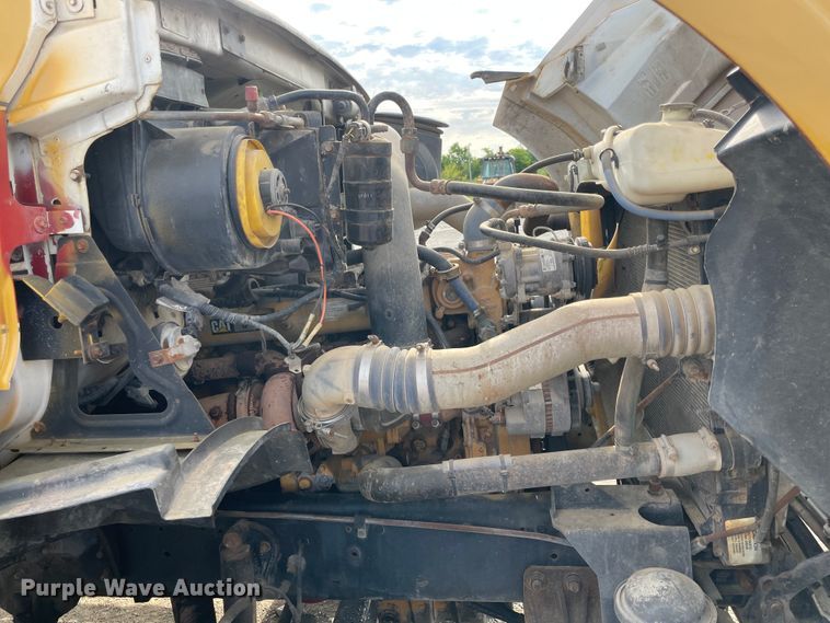 image for item IC9274 1998 Ford LA9000  semi truck