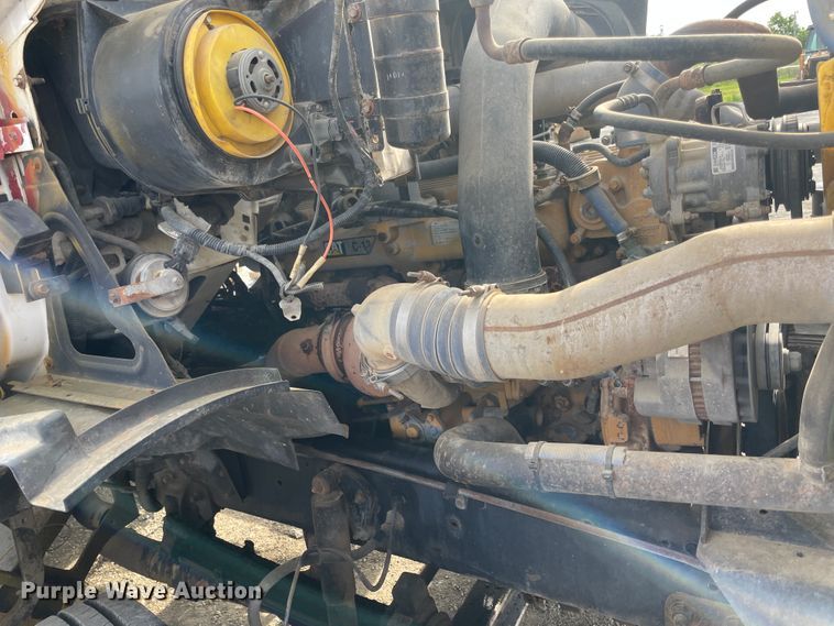 image for item IC9274 1998 Ford LA9000  semi truck