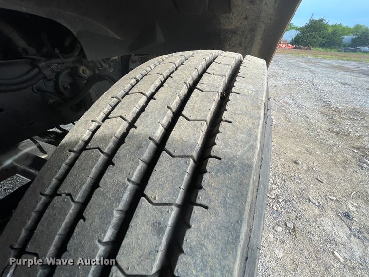 image for item IC9274 1998 Ford LA9000  semi truck