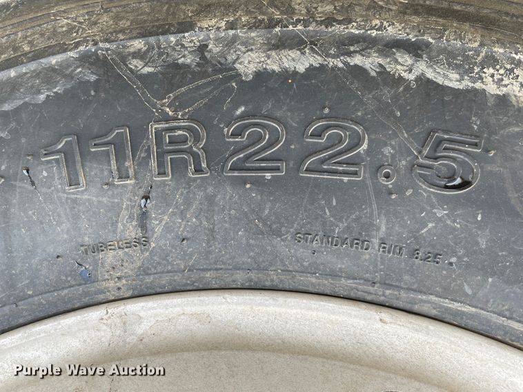 image for item IC9274 1998 Ford LA9000  semi truck