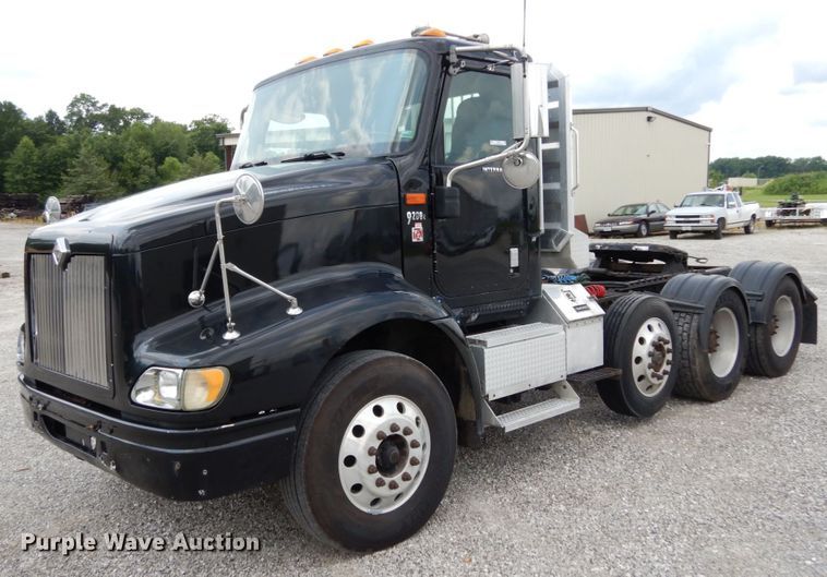 image for item II9607 2005 International 9200i  semi truck