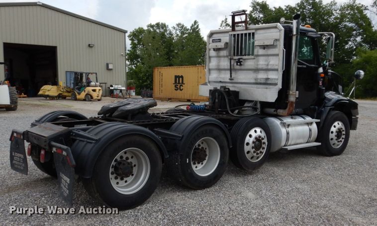 image for item II9607 2005 International 9200i  semi truck