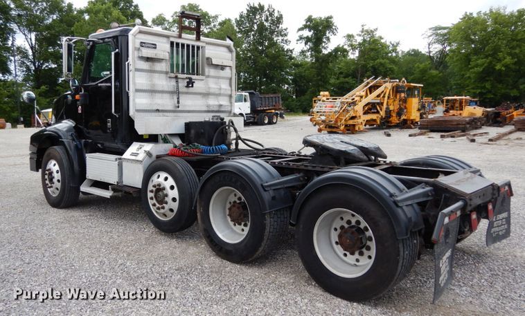 image for item II9607 2005 International 9200i  semi truck