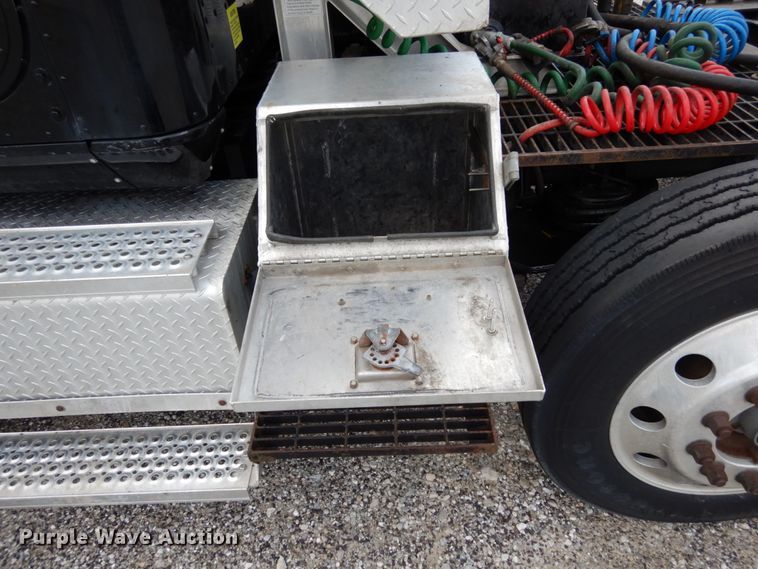 image for item II9607 2005 International 9200i  semi truck