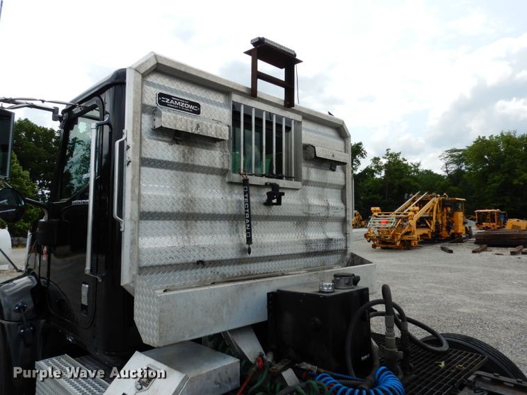 image for item II9607 2005 International 9200i  semi truck