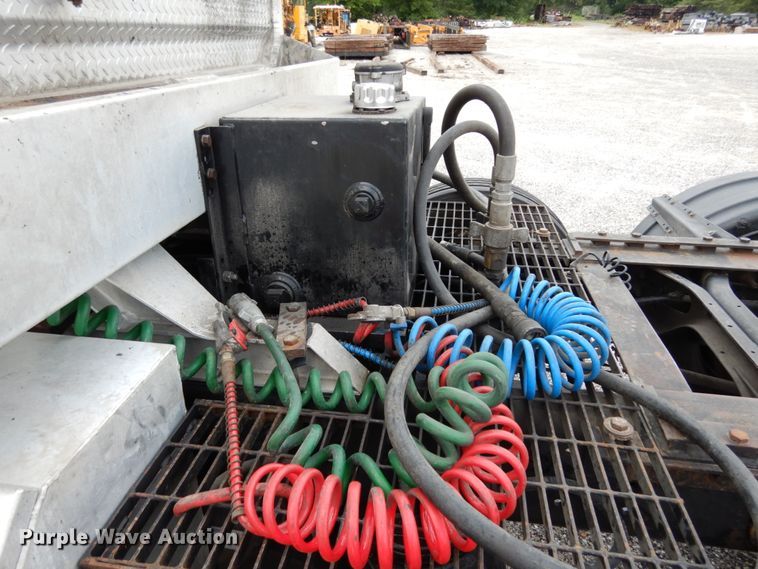 image for item II9607 2005 International 9200i  semi truck