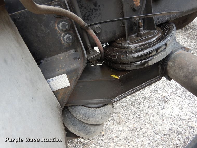 image for item II9607 2005 International 9200i  semi truck