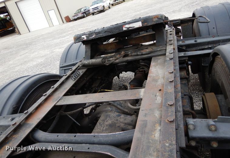 image for item II9607 2005 International 9200i  semi truck