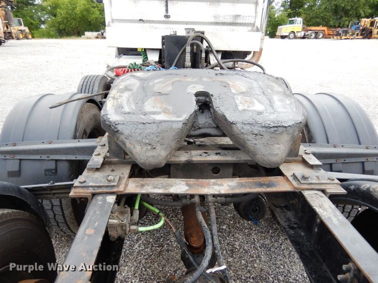 image for item II9607 2005 International 9200i  semi truck