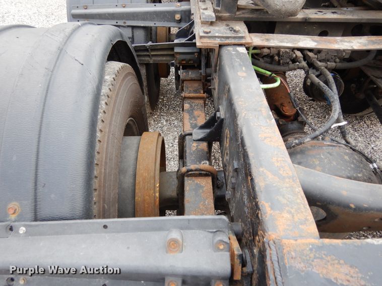 image for item II9607 2005 International 9200i  semi truck