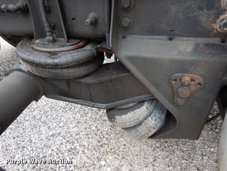 image for item II9607 2005 International 9200i  semi truck