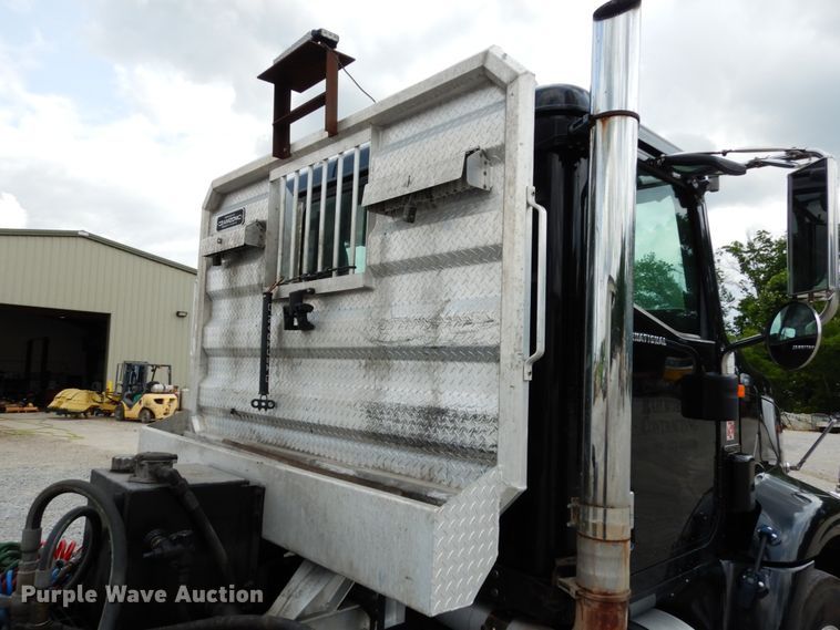 image for item II9607 2005 International 9200i  semi truck