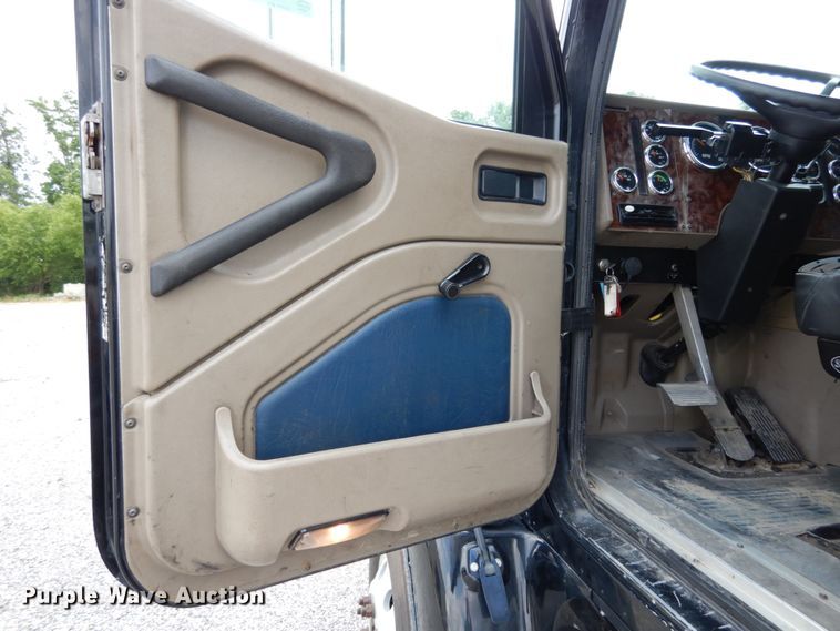 image for item II9607 2005 International 9200i  semi truck