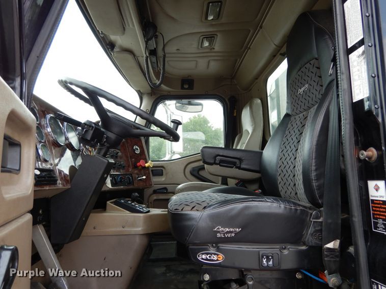 image for item II9607 2005 International 9200i  semi truck