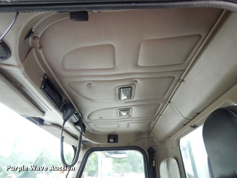 image for item II9607 2005 International 9200i  semi truck