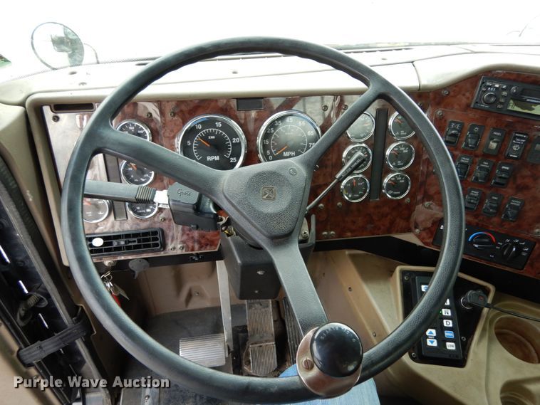 image for item II9607 2005 International 9200i  semi truck