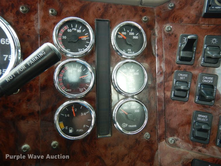 image for item II9607 2005 International 9200i  semi truck