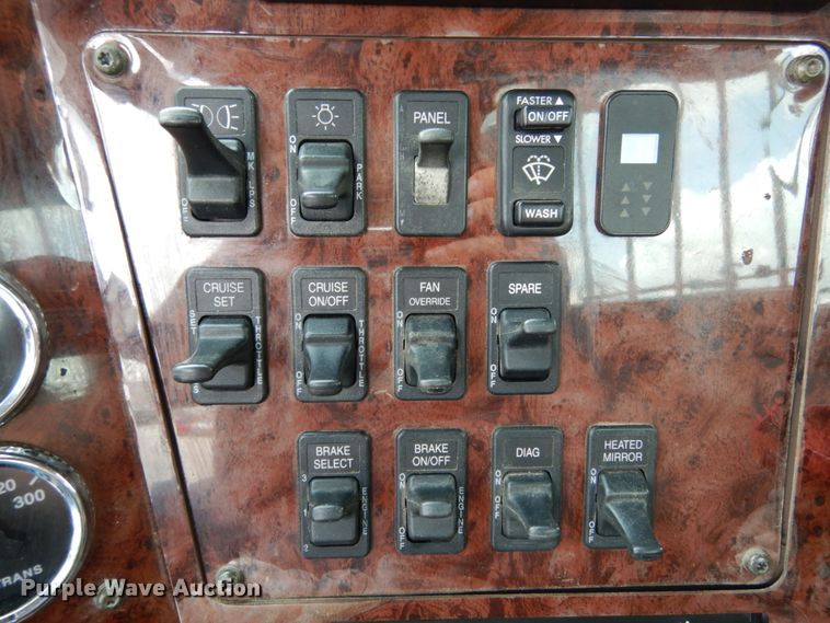 image for item II9607 2005 International 9200i  semi truck