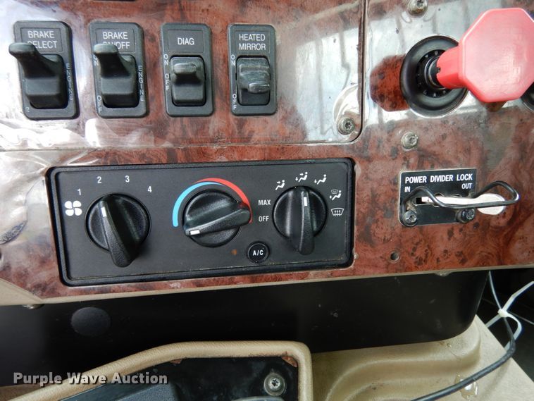 image for item II9607 2005 International 9200i  semi truck