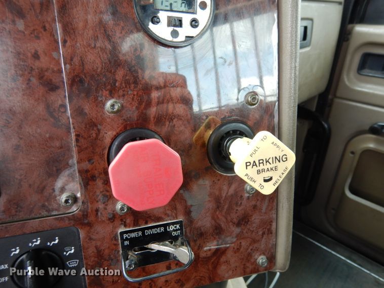 image for item II9607 2005 International 9200i  semi truck