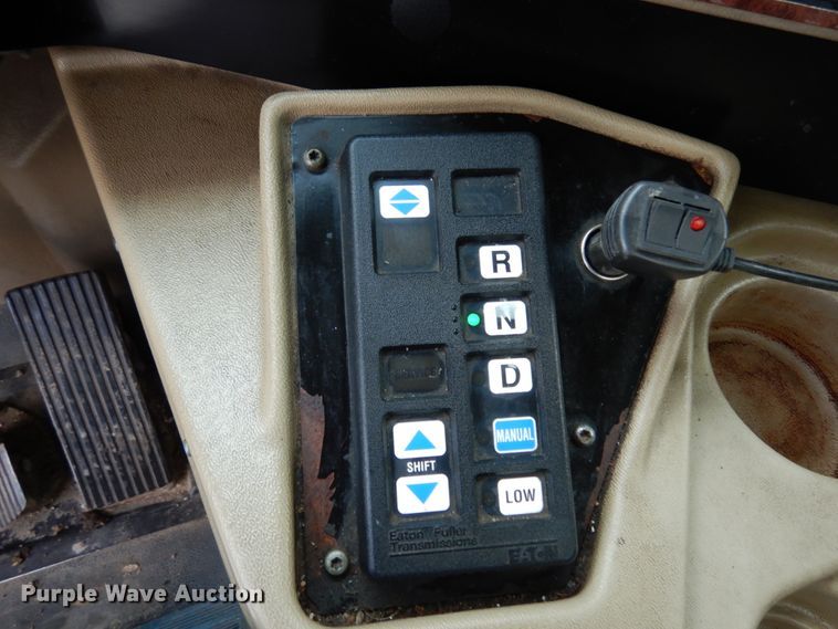 image for item II9607 2005 International 9200i  semi truck