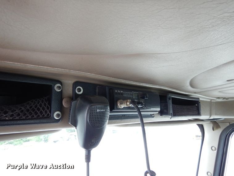 image for item II9607 2005 International 9200i  semi truck