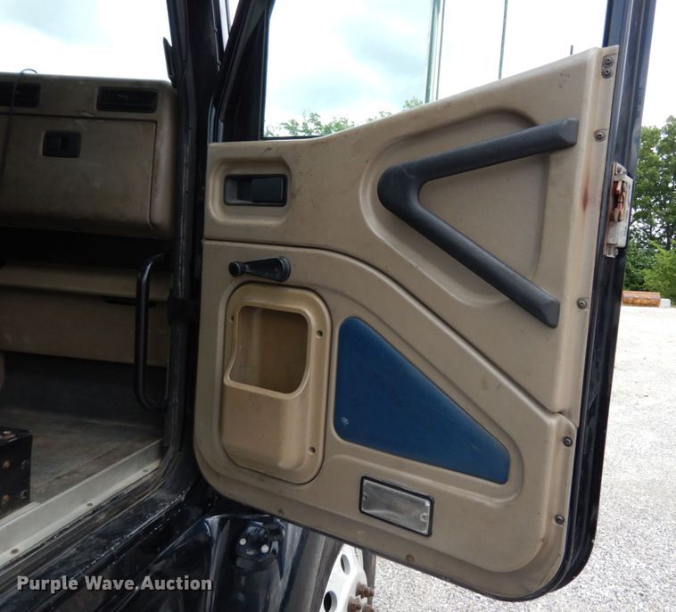 image for item II9607 2005 International 9200i  semi truck