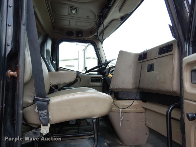 image for item II9607 2005 International 9200i  semi truck