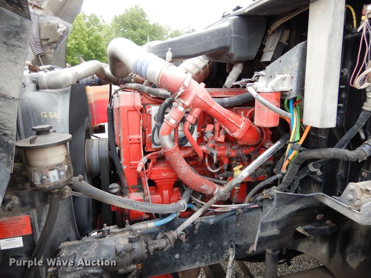 image for item II9607 2005 International 9200i  semi truck