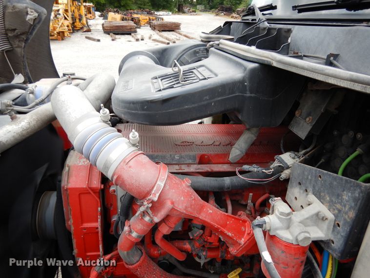 image for item II9607 2005 International 9200i  semi truck