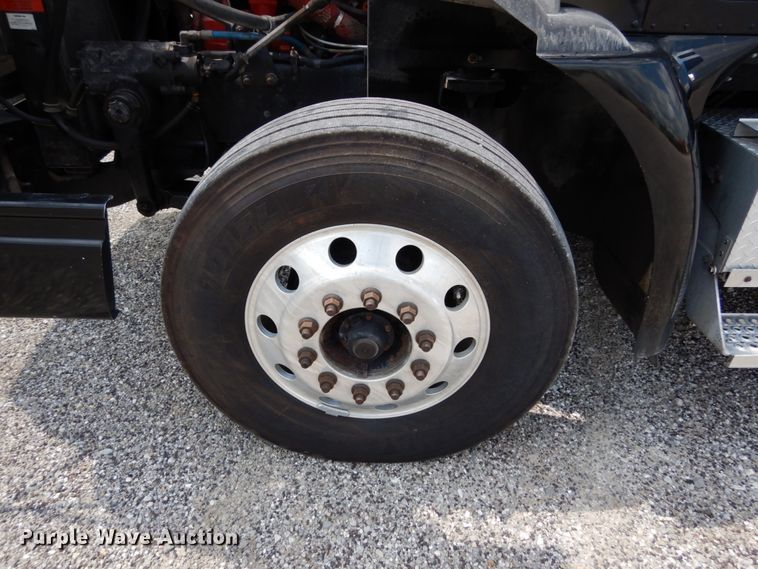 image for item II9607 2005 International 9200i  semi truck