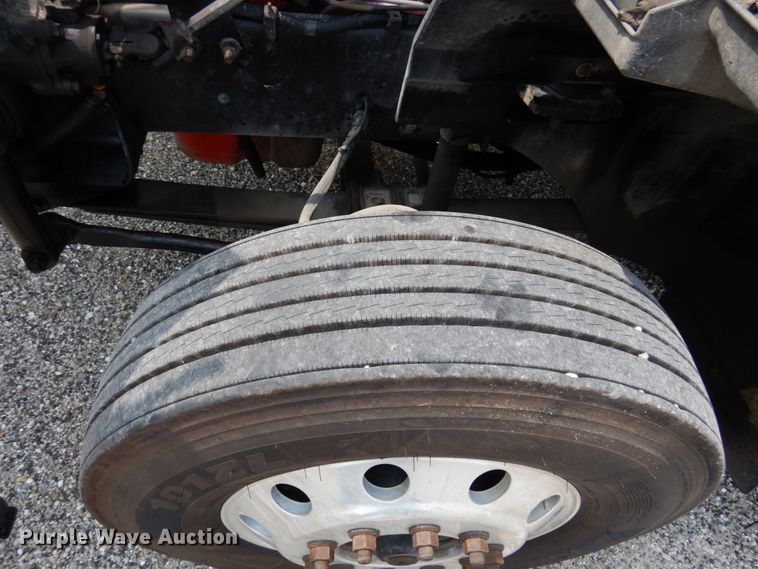 image for item II9607 2005 International 9200i  semi truck