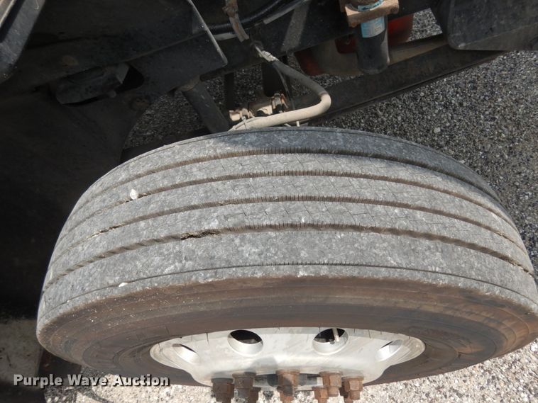 image for item II9607 2005 International 9200i  semi truck