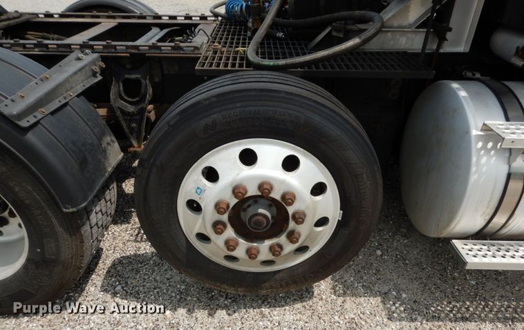 image for item II9607 2005 International 9200i  semi truck