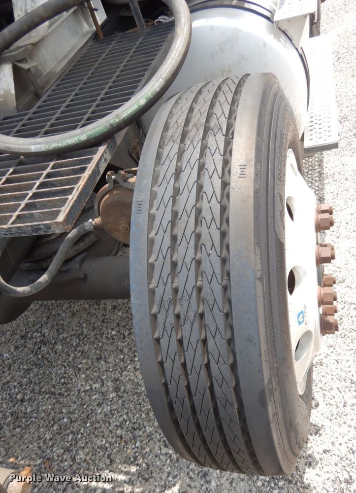 image for item II9607 2005 International 9200i  semi truck