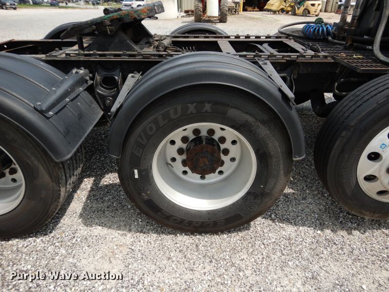 image for item II9607 2005 International 9200i  semi truck