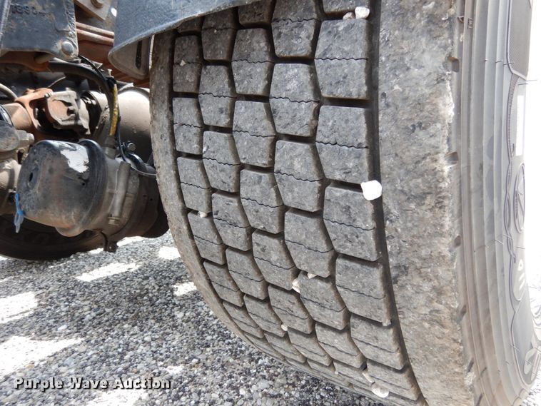 image for item II9607 2005 International 9200i  semi truck