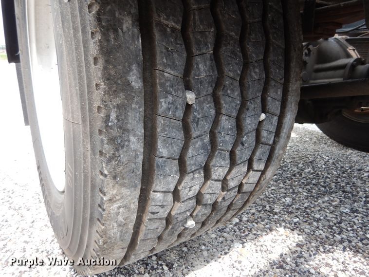 image for item II9607 2005 International 9200i  semi truck