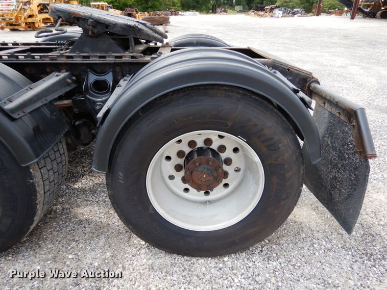 image for item II9607 2005 International 9200i  semi truck