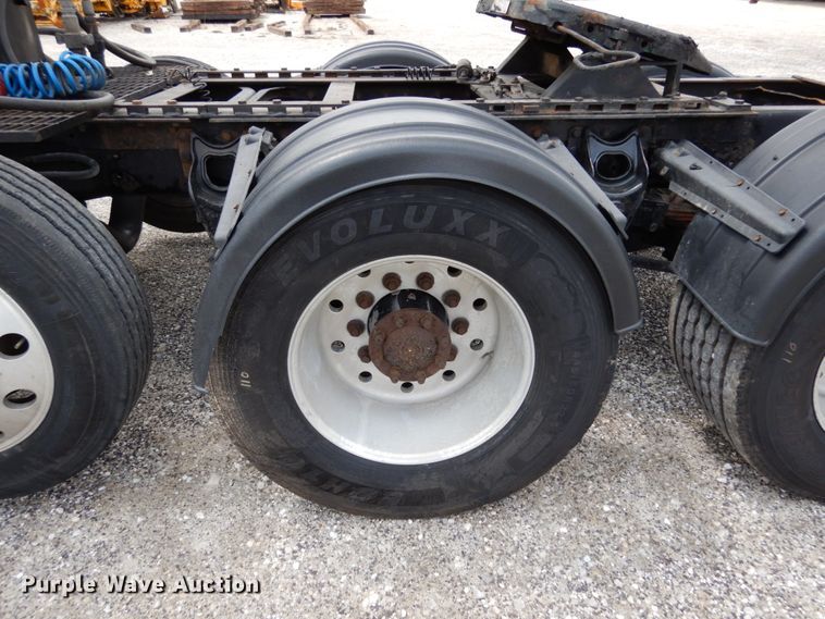 image for item II9607 2005 International 9200i  semi truck