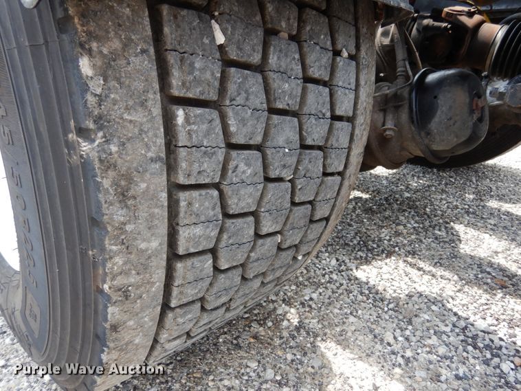 image for item II9607 2005 International 9200i  semi truck