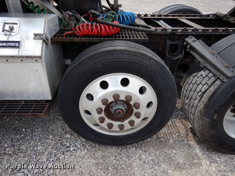 image for item II9607 2005 International 9200i  semi truck