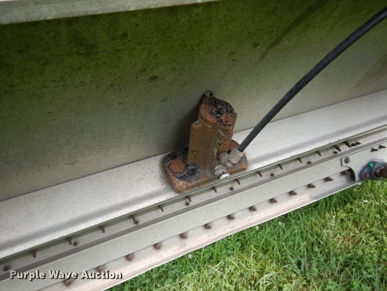 image for item II9612 2015 Wilson DWH-551CB  grain trailer