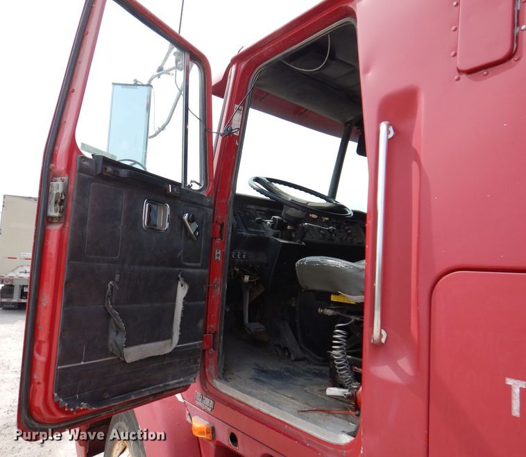 image for item IN9771 1994 WhiteGMC Aero WIA  semi truck