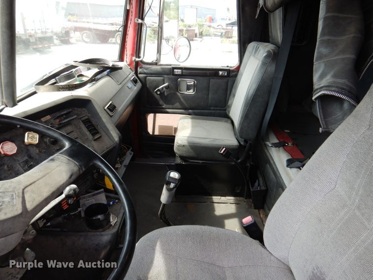 image for item IN9771 1994 WhiteGMC Aero WIA  semi truck